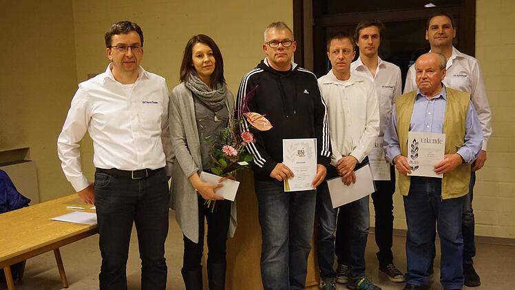 Der SV Aura ehrte treue Mitglieder: (von links) Silke Gessner, Dieter Wallstr&ouml;m, Matthias Schaub, Daniel Hagemann und Hans Brand mit dem Ehrenamtsbeauftragten J&uuml;rgen Stumpf (links) und Vorsitzendem Ulli Kaiser. Foto: Daniel Sauer