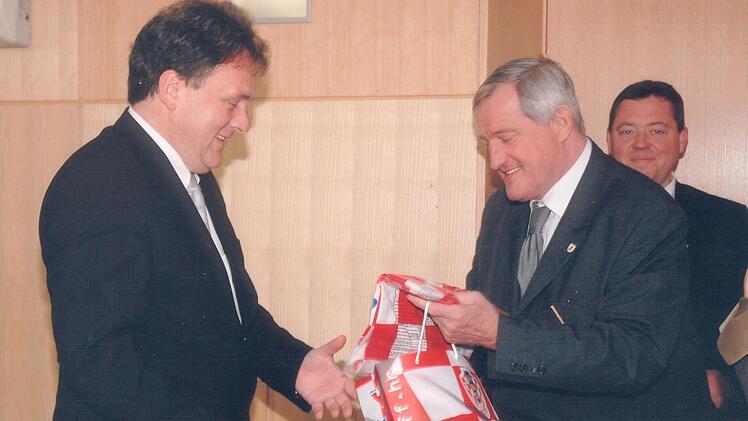 Zorislav Srebric (r.), Generalsekretär des Kroatischen Fußballverbands, überreichte Hans-Jörg Heidelmeier, Geschäftsführer der "Kroatien zu Gast" GmbH, im November 2005 ein Trikot. Foto: Staatl. Kurverwaltung/Saale-Zeitung
