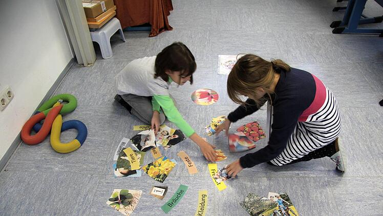 Die Jahreszeiten werden ausgelegt und mit Symbolen belegt. Foto: Richard Sänger