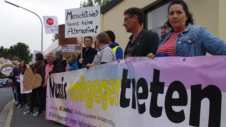 Am Montagabend (27. August) demonstrierten in Weißenbrunn rund 120 Menschen gegen die Gründung eines AfD-Ortsverbandes Kronach Stadt und  Land. Foto: Marco Meißner