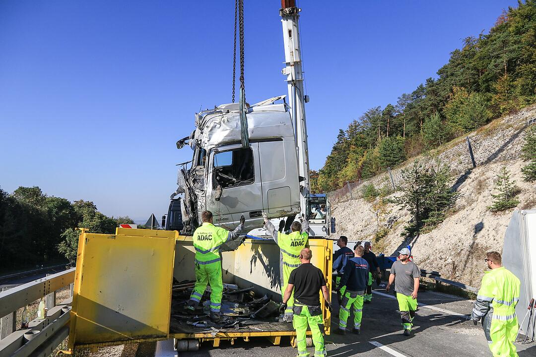 Gegen Felswand gekracht und aus Fahrzeug geschleudert
