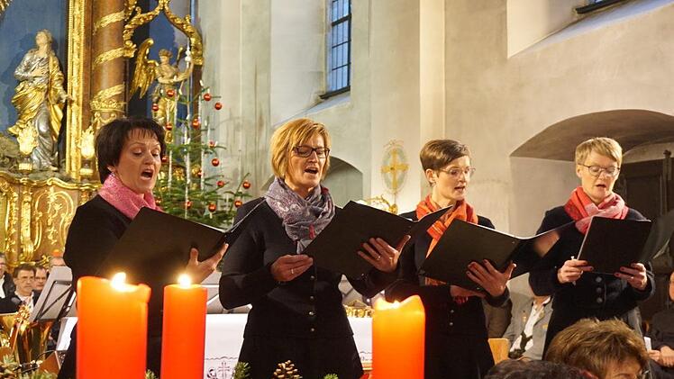 Die Damen der Kaufmannsware sangen festliche Stücke zum Weihnachtsfest. Foto: Marion Eckert