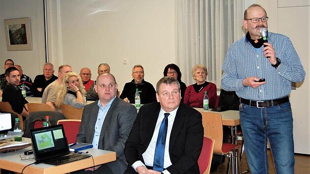 Im Februar 2017 erl&auml;uterte Bauplaner J&uuml;rgen Schuhmann (rechts) einen seiner Entw&uuml;rfe f&uuml;r den Premicher Dorfladen. Die Pl&auml;ne stie&szlig;en damals auf gro&szlig;e Zustimmung, auf sein Honorar daf&uuml;r wartet Schuhmann allerdings bis heute: Die Gemeinde feilscht um die H&ouml;he. Foto: Archiv/von Dobsch&uuml;tz