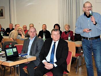 Im Februar 2017 erläuterte Bauplaner Jürgen Schuhmann (rechts) einen seiner Entwürfe für den Premicher Dorfladen. Die Pläne stießen damals auf große Zustimmung, auf sein Honorar dafür wartet Schuhmann allerdings bis heute: Die Gemeinde feilscht um die Höhe. Foto: Archiv/von Dobschütz