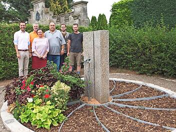 Bürgermeister Andreas Hügerich, Friedhofswart Cord Eckel, Friedhofsamtsleiterin Angelika Seidel, Vorarbeiter Wolfgang Bauernschmitt, Johannes Zeis vom Friedhofsamt und Toni Hollfelder vom Bauhof (von links) besichtigten die neue Urnengrabanlage. Foto: Alfred Thieret