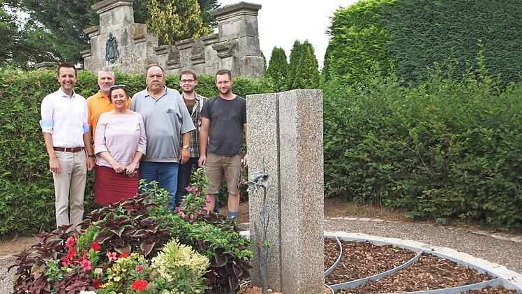Bürgermeister Andreas Hügerich, Friedhofswart Cord Eckel, Friedhofsamtsleiterin Angelika Seidel, Vorarbeiter Wolfgang Bauernschmitt, Johannes Zeis vom Friedhofsamt und Toni Hollfelder vom Bauhof (von links) besichtigten die neue Urnengrabanlage. Foto: Alfred Thieret