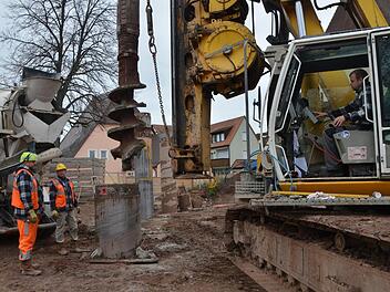Das 90 Tonnen schwere und 22 Meter hohe Bohrgerät muss Millimeterarbeit leisten. Die Bohrungen auf der Baustelle haben begonnen.  Fotos: Bernhard Panzer