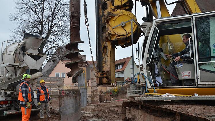 Das 90 Tonnen schwere und 22 Meter hohe Bohrgerät muss Millimeterarbeit leisten. Die Bohrungen auf der Baustelle haben begonnen.  Fotos: Bernhard Panzer