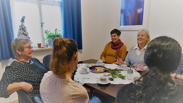 Adventliche Gesprächsrunde im Frauenhaus mit Jasmin, Yvonne, Leiterin Ursula Weidig, der ehrenamtlichen Ingrid Gabler (links) und Sozialpädagogin Anne Kampling. Fotos: Marion Krüger-Hundrup