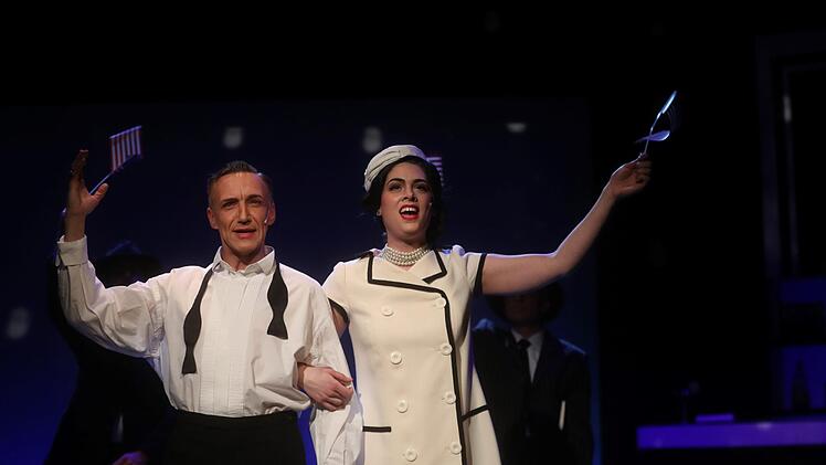 Die Frank-Sinatra-Revue "Fly me to the Moon" feierte Premiere in der Coburger Reithalle.Foto: Henning Roschenbusch