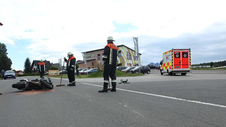 Autofahrer übersieht Biker beim Abbiegen