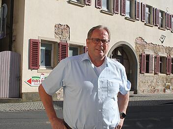 Norbert Groß vor seiner größten Baustelle: dem ehemaligen "Schwarzen Roß" Foto: Sonny Adam