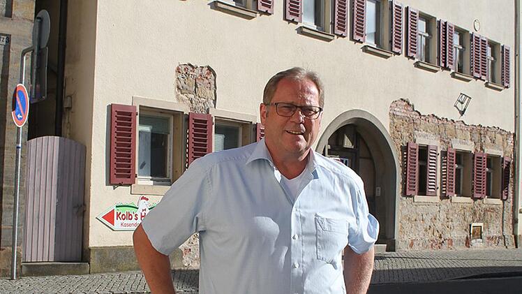 Norbert Groß vor seiner größten Baustelle: dem ehemaligen "Schwarzen Roß" Foto: Sonny Adam