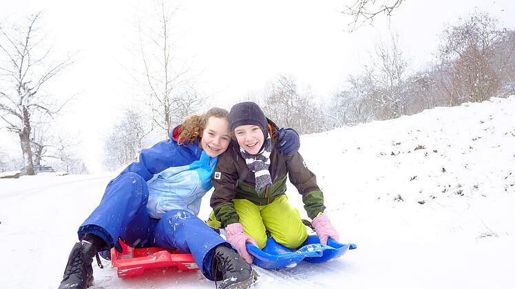 Sonja und Robert haben Spaß am verschneiten Walberla-Abhang. Foto: Nikolas Pelke