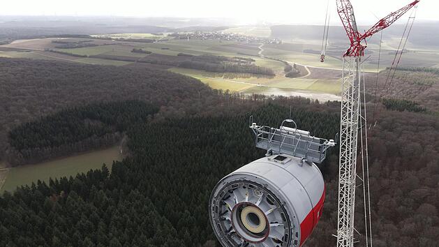 In der vergangenen Woche wurde die erste Gondel im Sulzthaler Windpark montiert, im Hintergrund die Nachbargemeinde Wasserlosen.