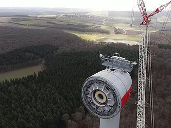 In der vergangenen Woche wurde die erste Gondel im Sulzthaler Windpark montiert, im Hintergrund die Nachbargemeinde Wasserlosen.