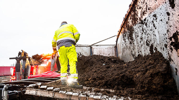 Spektakulärer Unfall auf A1: Mist-Lkw verursacht 18 Verletzte und totalen Stillstand