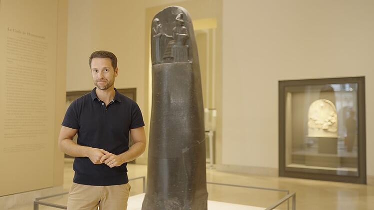 Mirko Drotschmann untersucht eine ägyptische Stele mit dem sogenannten "Codex Hammurapi" im Pariser Louvre. Dort geht es um Grundzüge der Rechtsprechung.