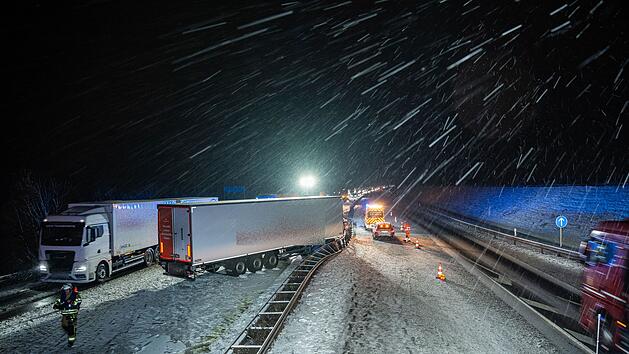 Starke Schneef&auml;lle erreichen Bayern - 40 Tonner kracht auf schneebedeckter Autobahn in Leitplanke