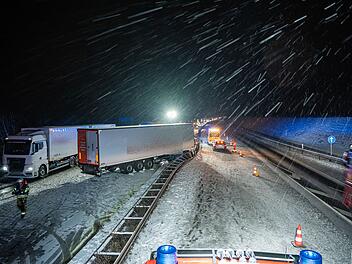 Starke Schneef&auml;lle erreichen Bayern - 40 Tonner kracht auf schneebedeckter Autobahn in Leitplanke