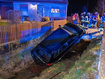 Autofahrerin schiebt parkendes Auto in Bach im Kreis Bamberg