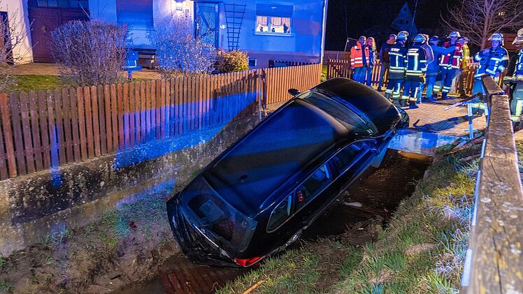 Autofahrerin schiebt parkendes Auto in Bach im Kreis Bamberg