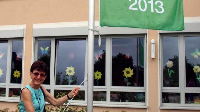 Irmgard Bauerfeind hisst als Umweltbeauftragte die Fahne für die "Umweltschule in Europa 2013".