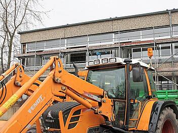 An der Grundschule Untersteinbach wurde in dieser Woche gearbeitet. Die Sanierung des Gebäudes lief während der Faschingsferien weiter, und es wurde intensiv gereinigt. Mittlerweile sind alle Bauteile, die Asbestzement erhalten, fachgerecht entfernt worden. Foto: Klaus Schmitt