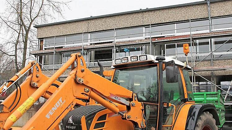 An der Grundschule Untersteinbach wurde in dieser Woche gearbeitet. Die Sanierung des Gebäudes lief während der Faschingsferien weiter, und es wurde intensiv gereinigt. Mittlerweile sind alle Bauteile, die Asbestzement erhalten, fachgerecht entfernt worden. Foto: Klaus Schmitt
