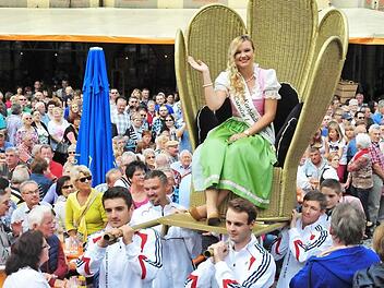 Die heimischen Turner trugen die neue Korbstadtkönigin Carolin I. auf einem Thron zur Hauptbühne auf dem Marktplatz. Fotos: Till Mayer
