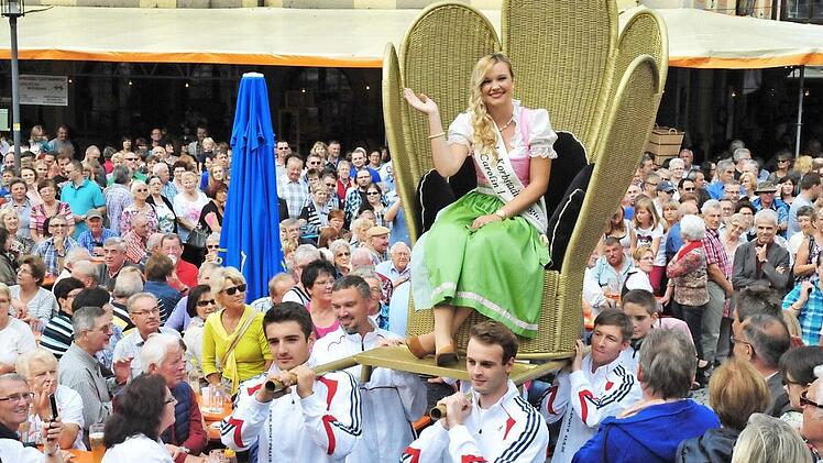Die heimischen Turner trugen die neue Korbstadtkönigin Carolin I. auf einem Thron zur Hauptbühne auf dem Marktplatz. Fotos: Till Mayer