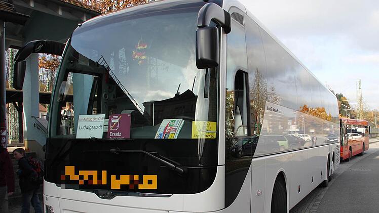 Zwei Busse nahmen Fahrgäste nach Ludwigsstadt (vorne) und Pressig (roter Bus hinten) auf. Foto: Friedwald Schedel