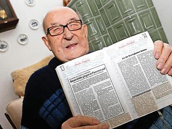 Hermann Dorn mit einem seiner Kalenderbücher und Berichten zum 13. April 1945 Foto: Matthias Hoch