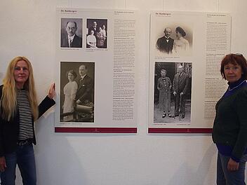 Odette Eisenträger-Sarter und Gisela Zaich vor zwei Tafeln der Ausstellung  Foto: Heike Schülein