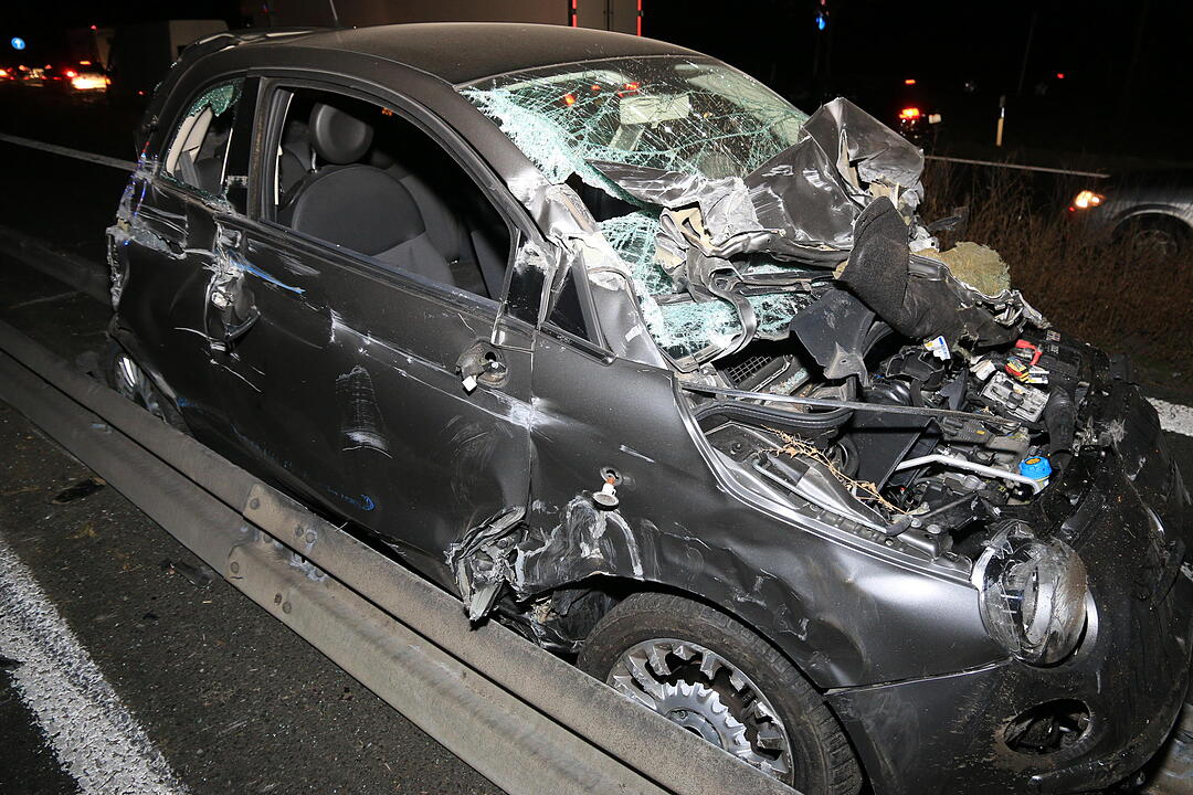 Lkw durchbricht Mittelschutzplanke auf A73
