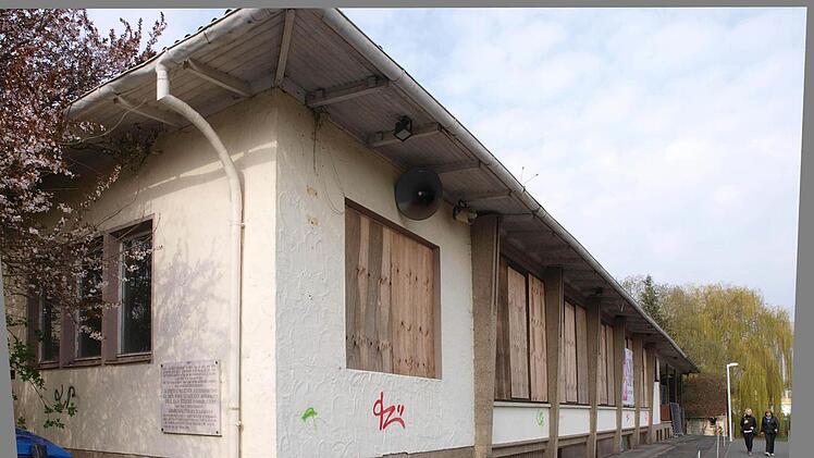 Seit mehr als zehn Jahren vergammeln das frühere VfB-Sportheim und die alte Geschäftsstelle des im Jahr 2000 aufgelösten Coburger Traditionsvereins. Den Abriss des Gebäudes und den Bau eines Parkplatzes kann sich die Stadt nicht leisten. Foto: Christoph Winter