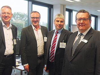 Gemeinsam f&uuml;r die Region (von links): Knut Harmsen (Leiter IHK-Gesch&auml;ftsstelle Erlangen), Patrick Siegler (Vorsitzender IHK-Gremium Erlangen), Michael Waasner (Vorsitzender IHK-Gremium Forchheim) und Bernd Rehorz (Gesch&auml;ftsf&uuml;hrer IHK-Gremium Forchheim). Foto: IHK f&uuml;r Oberfranken Bayreuth