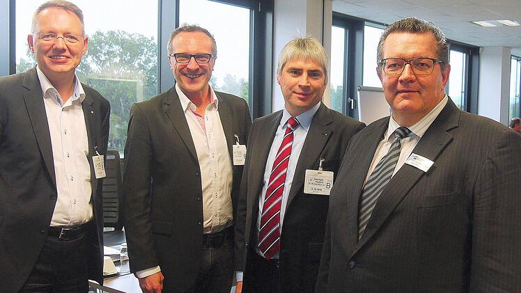 Gemeinsam f&uuml;r die Region (von links): Knut Harmsen (Leiter IHK-Gesch&auml;ftsstelle Erlangen), Patrick Siegler (Vorsitzender IHK-Gremium Erlangen), Michael Waasner (Vorsitzender IHK-Gremium Forchheim) und Bernd Rehorz (Gesch&auml;ftsf&uuml;hrer IHK-Gremium Forchheim). Foto: IHK f&uuml;r Oberfranken Bayreuth