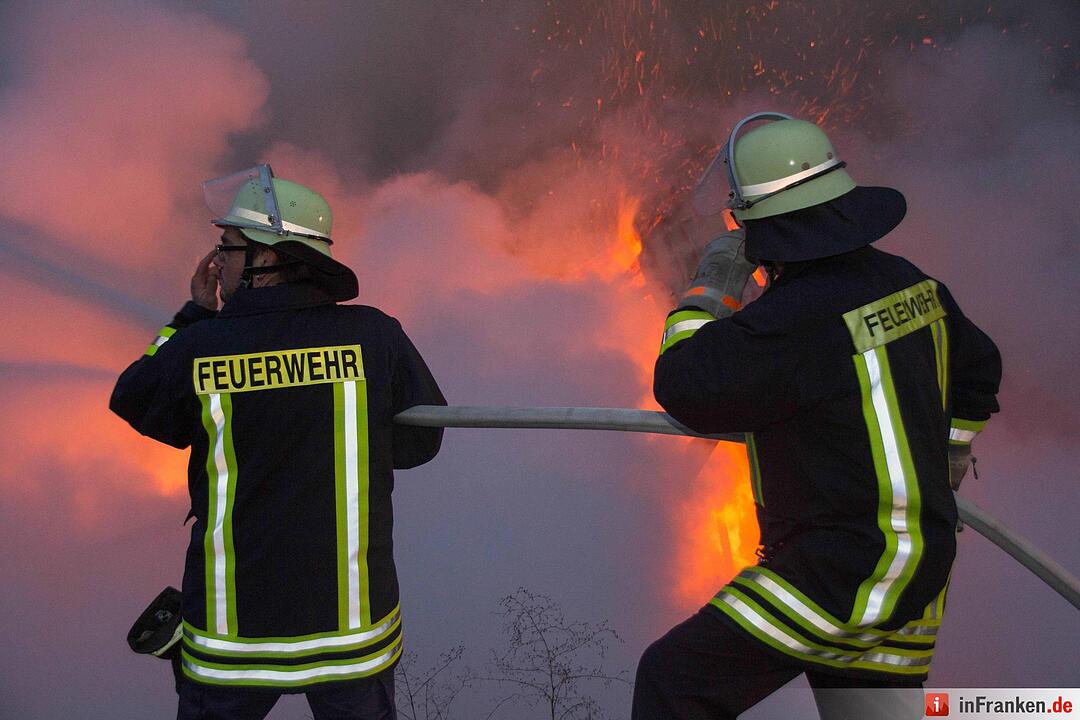 Lagerhalle bei Fürth brennt