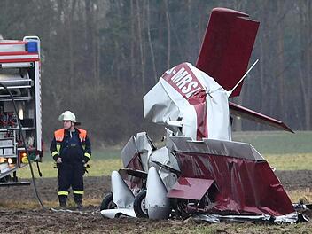 Ein abgestürztes Propellerflugzeug liegt auf einem Feld neben einem Feuerwehrwagen. Bei dem Unfall, der sich westlich der Autobahn 5 ereignete, sind nach Angaben eines Polizeisprechers zwei Menschen ums Leben gekommen. Foto: Juergen Strieder/Sueddeutschen Mediengesellschaft/dpa