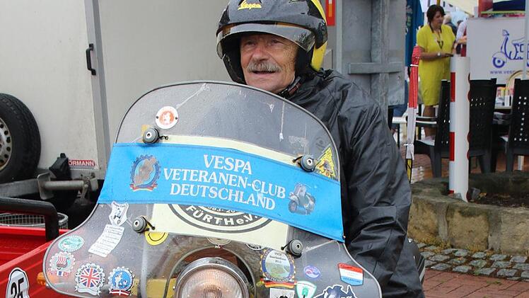 Friedrich Meier aus Serkendorf fährt mit seiner Vespa Rally in Kaltenbrunne vor.Michael Stelzner
