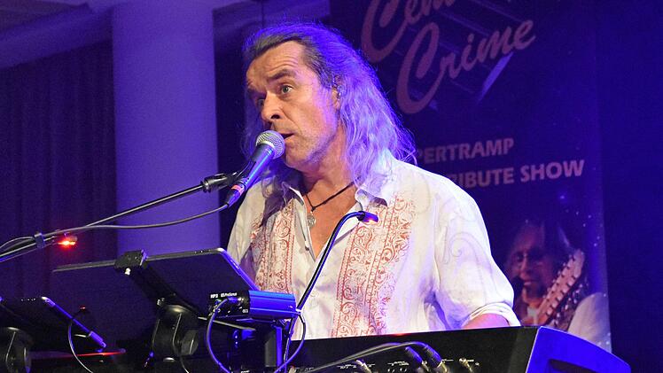 Thomas Burlefinger, der sein Keyboard perfekt beherrscht, steuerte seine ausdrucksstarke, raue Stimme als "Rick Davies" bei.