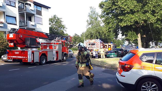 In der Dr.-Ambundi-Stra&szlig;e in Ha&szlig;furt rettete die Ha&szlig;furter Feuerwehr eine Person aus einer verrauchten Wohnung.  Feuerwehr Ha&szlig;furt