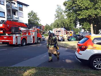 In der Dr.-Ambundi-Stra&szlig;e in Ha&szlig;furt rettete die Ha&szlig;furter Feuerwehr eine Person aus einer verrauchten Wohnung.  Feuerwehr Ha&szlig;furt
