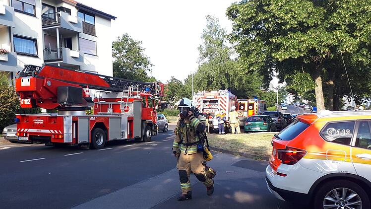 In der Dr.-Ambundi-Stra&szlig;e in Ha&szlig;furt rettete die Ha&szlig;furter Feuerwehr eine Person aus einer verrauchten Wohnung.  Feuerwehr Ha&szlig;furt