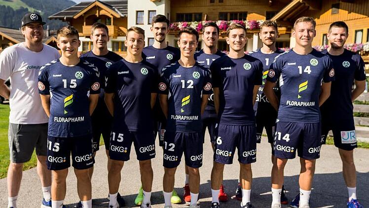 Die erste Volleyball-Mannschaft des SC Memmelsdorf in der Bayernliga, vorn von links: Matthias Hellmich, Marek Starost, David Klösch, Steen Hickethier, Michael Ivanov  sowie hinten, von links: Trainer Manuel Wolz, Hannes Breuninger, Niklas Werner, Tobias Werner, Stefan Kolb und Michael Werner. Es fehlen auf dem Bild: Gyula Lakatos und Adrian Lamberti SC Memmelsdorf