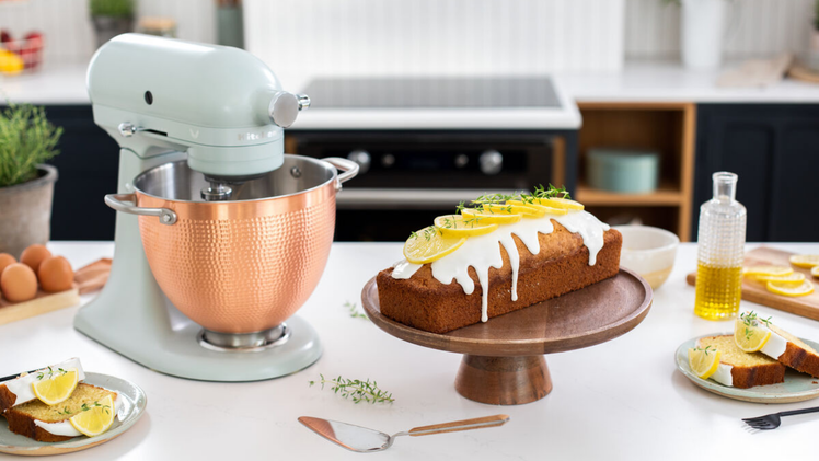 Die Schüsseln der KitchenAid Artisan Blossom sind mit echtem Kupfer beschichtet.