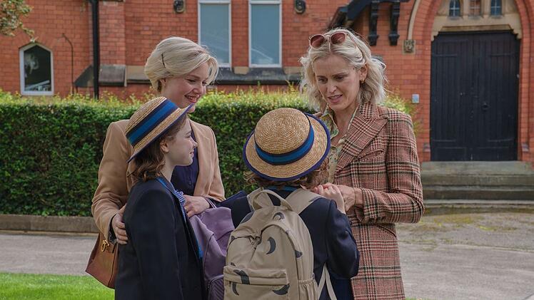 Dass sie von Rebecca (Holly Grainger, links) manipuliert wird, weiß Elisa (Denise Gough) nicht, als sie ihrer Tochter eine Übernachtung erlaubt.
