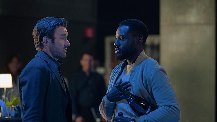 Jason Dessen (Joel Edgerton) hat es geschafft und die T&uuml;ren zum Multiversum aufgesto&szlig;en: F&uuml;r seinen Boss und Geldgeber Leighton Dayo Okeniyi) ist das ein Grund zum Feiern.