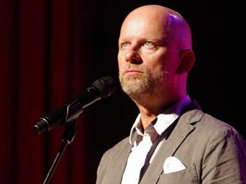 Ja, was jetzt? - Rüdiger Hoffmann sinniert bei seinem Autritt in Bad Kissingen. Foto: Klaus Werner